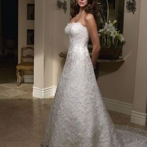 Elegant White Lace Wedding Dress